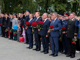 Губернатор Алтайского края Виктор Томенко возложил цветы к стеле «Город трудовой доблести»