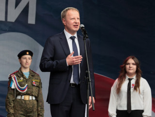 В День России Губернатор Виктор Томенко вручил паспорта 15 юным жителям Алтайского края