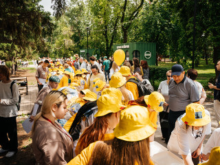 Алтайские школьники установили рекорд России по самому масштабному мастер-классу по рисованию в технике эбру