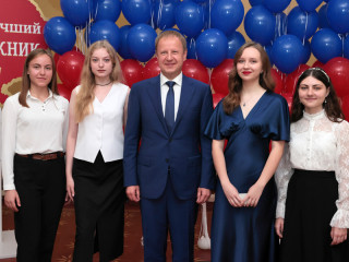 Губернатор Виктор Томенко встретился с лучшими выпускниками школ Алтайского края этого года