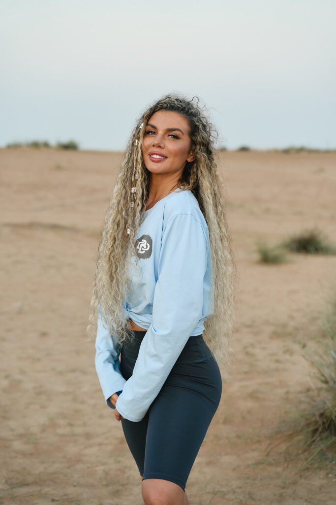 «Она приходит и играет другого человека, нас это лицемерие раздражает!» Звезды не приняли в команду новую участницу Анну Седокову в новом выпуске шоу «Выжить в Дубае. Возвращение»