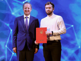 Губернатор Алтайского края Виктор Томенко вручил дипломы с отличием выпускникам педагогического университета