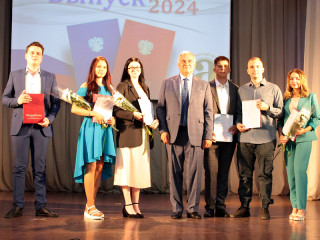 Зампредседателя Правительства Алтайского края Александр Лукьянов вручил выпускникам аграрного университета сертификаты на получение господдержки