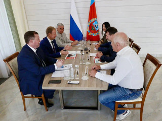 На агрофоруме «День сибирского поля» Губернатор Алтайского края Виктор Томенко обсудил вопросы сотрудничества с руководством крупных российских предприятий