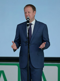 Губернатор Виктор Томенко поздравил первых выпускников федерального проекта «Профессионалитет» в Алтайском крае с получением дипломов