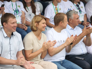 Министр сельского хозяйства России Оксана Лут и Губернатор Алтайского края Виктор Томенко поприветствовали участников Всероссийского марафона «Земля спорта»