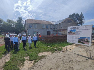 В Зональном районе Губернатор Алтайского края Виктор Томенко проверил ход строительства поликлиники стоимостью 780 миллионов рублей