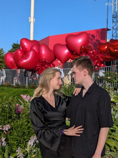 Молодожены из Алтайского края приняли участие в закрытии Международной выставки-форума «Россия»