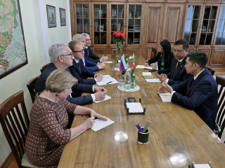 Губернатор Алтайского края Виктор Томенко встретился с Чрезвычайным и Полномочным Послом Республики Союз Мьянма Тит Линн Оуном