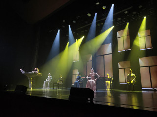 Губернатор Виктор Томенко побывал на премьере музыкального спектакля «Край возле самого неба» в исполнении артистов молодежного ансамбля песни и танца «Алтай»