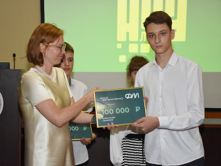 Алтайский педагог получил больше 1 миллиона рублей за успешную подготовку школьников к олимпиадам