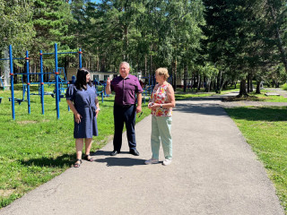 Условия отдыха детей в детском оздоровительном лагере «Факел» города Бийска оценил зампред Правительства Алтайского края Юрий Абдуллаев