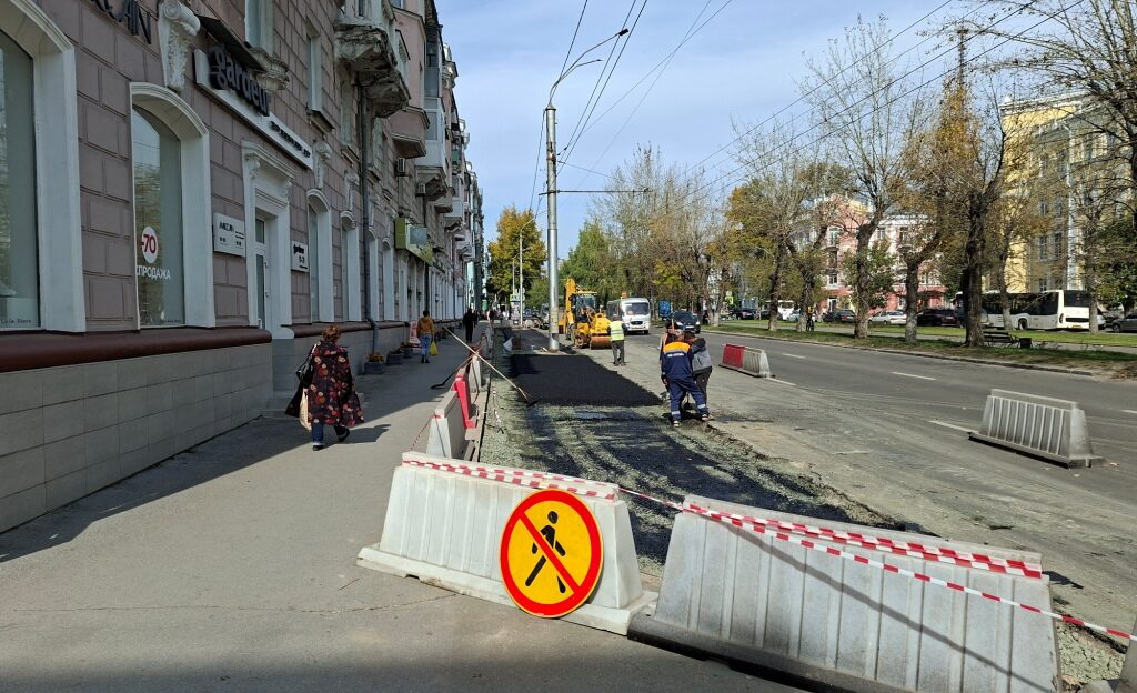 В Барнауле вырубили деревья ради парковки