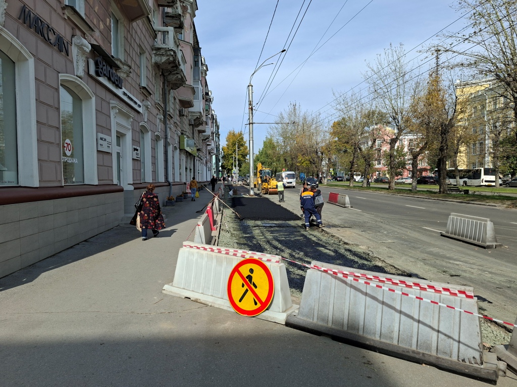 В Барнауле вырубили деревья ради парковки