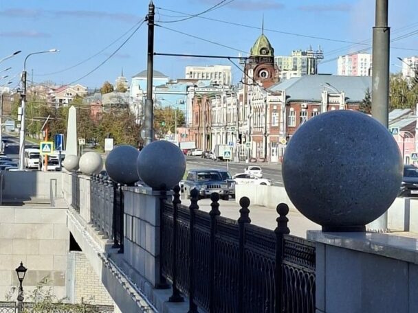 Гранитный шар на мосту через Барнаулку может упасть в реку