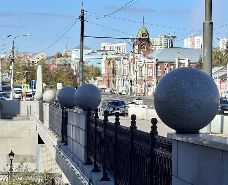 Гранитный шар на мосту через Барнаулку может упасть в реку