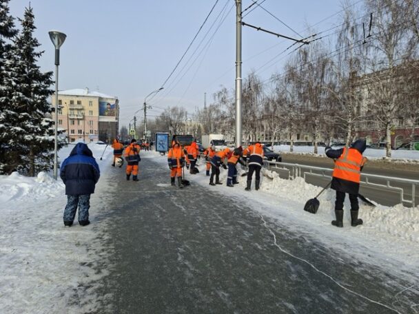 Активная уборка снега в Барнауле: работы ведутся в городе днём и ночью