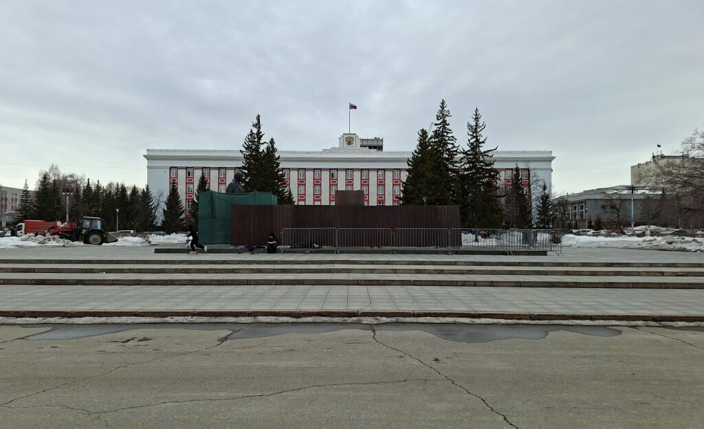 Куда исчез Ленин с главной площади Барнаула?