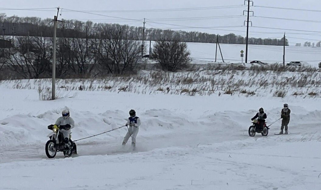 Мотолыжные гонки в Барнауле собрали около сотни спортсменов со всего края