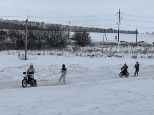 Мотолыжные гонки в Барнауле собрали около сотни спортсменов со всего края